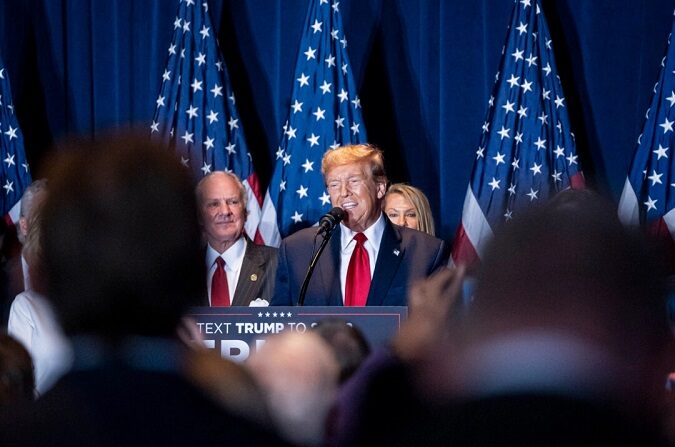 El presidente Donald Trump sube al escenario en la Feria Estatal de Carolina del Sur en Columbia, Carolina del Sur, tras derrotar a Nikki Haley en su estado natal, el 24 de febrero de 2024. (Madalina Vasiliu/The Epoch Times)
