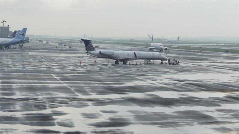 Fotografía de archivo de varios aviones que permanecen en la plataforma del Aeropuerto Internacional Benito Juárez de Ciudad de México (México) por la emisión de ceniza que afecta al Valle de México. EFE/STR

