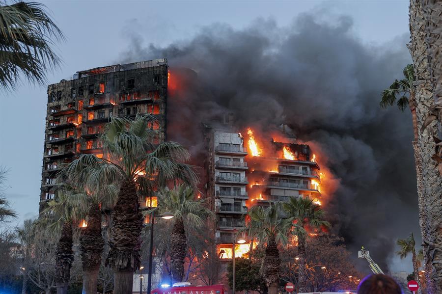Al menos 13 personas heridas en el incendio de un edificio en Valencia (España)