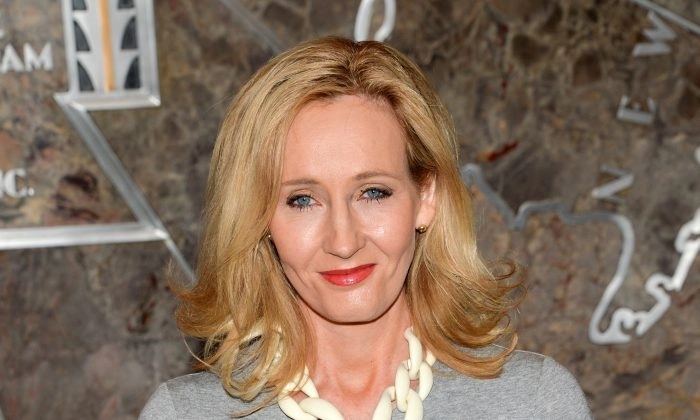 JK Rowling denuncia alojamiento de varones transexuales en cárceles de mujeres