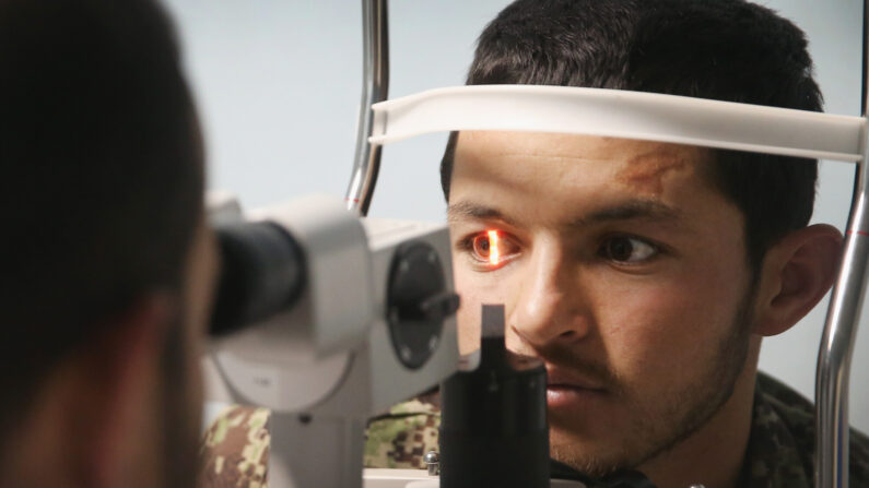 Un optometrista examina a un paciente en el Hospital Militar Regional de Paktia, en la Base de Operaciones Avanzadas (FOB) Thunder, cerca de Gardez, Afganistán, el 24 de marzo de 2014. (Scott Olson/Getty Images)
