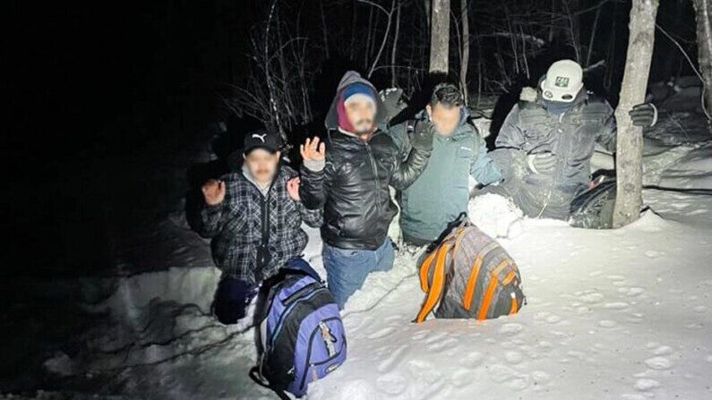 Agentes de la Patrulla Fronteriza estadounidense del sector Swanton, en la frontera entre EE.UU. y Canadá, detienen a inmigrantes ilegales. (Foto de la Patrulla Fronteriza de EE.UU.)
