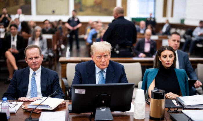 El expresidente Donald Trump (centro) con los abogados Christopher Kise (Izq.) y Alina Habba durante su juicio por fraude civil en la Corte Suprema del estado de Nueva York, el 18 de octubre de 2023. (Doug Mills-Pool/Getty Images)