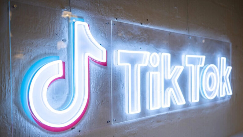 El logotipo del servicio de redes sociales centrado en el vídeo TikTok, en la oficina de TikTok Reino Unido, en Londres, el 9 de febrero de 2020. (Tolga Akmen/AFP vía Getty Images)