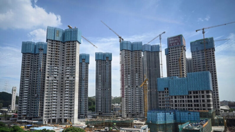 El complejo de viviendas en construcción del promotor inmobiliario chino, Poly Group, en Dongguan, en la provincia de Guangdong, en el sur de China, el 13 de julio de 2022. (Jade Gao/AFP vía Getty Images)
