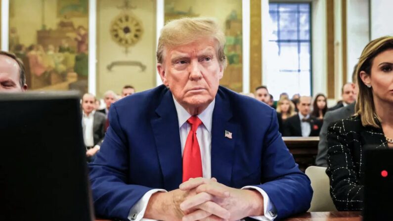 El expresidente Donald Trump sentado en el Tribunal Supremo del Estado de Nueva York durante el juicio por fraude civil contra la Organización Trump, en la ciudad de Nueva York el 11 de enero de 2024. (Peter Foley/AFP vía Getty Images)
