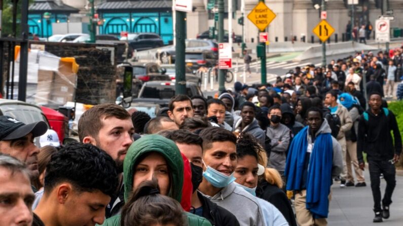 Cientos de solicitantes de asilo hacen cola frente al edificio federal Jacob K. Javits en la ciudad de Nueva York el 6 de junio de 2023. (David Dee Delgado/Getty Images)