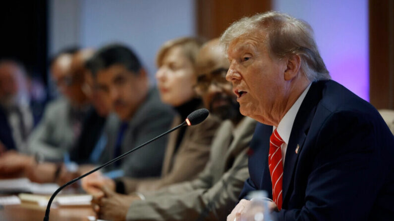 El candidato presidencial republicano y expresidente de Estados Unidos, Donald Trump, se reúne con líderes y miembros del sindicato Teamsters en su sede en Washington, el 31 de enero de 2024. (Chip Somodevilla/Getty Images)

