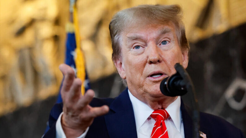 El expresidente Donald Trump habla con periodistas en la sede del sindicato Teamsters, en Washington, el 31 de enero de 2024. (Chip Somodevilla/Getty Images)
