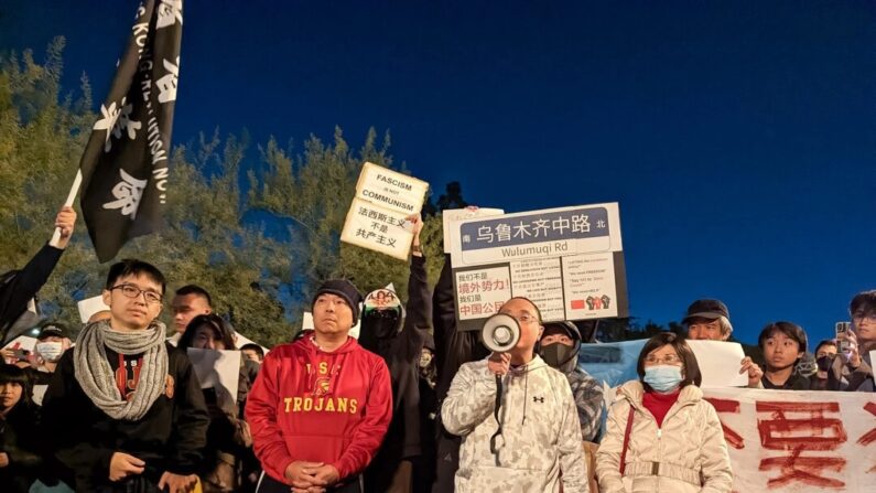Cerca de 500 estudiantes chinos de la Universidad del Sur de California se reúnen en apoyo de las manifestaciones celebradas en China para pedir el fin de los cierres de COVID-19 en Los Ángeles, el 29 de noviembre de 2022. Organizador de la protesta Han Wang (izq.), Foro de Hong Kong– El portavoz de Los Ángeles, Charles Lam (segundo a la derecha), habló en el evento. (Emma Hsu/The Epoch Times)