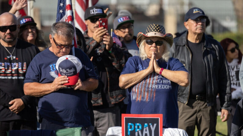 Los participantes de un convoy que protesta por el estado actual de las fronteras abiertas de Estados Unidos oran juntos en San Ysidro, California, el 3 de febrero de 2024. (John Fredricks/The Epoch Times)
