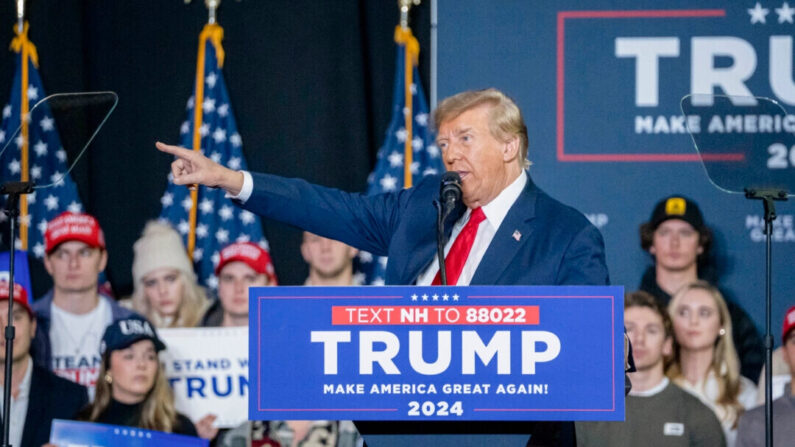 El candidato presidencial republicano y expresidente Donald J. Trump habla en un mitin en Manchester, New Hampshire, el 20 de enero de 2024. (Madalina Vasiliu/The Epoch Times)

