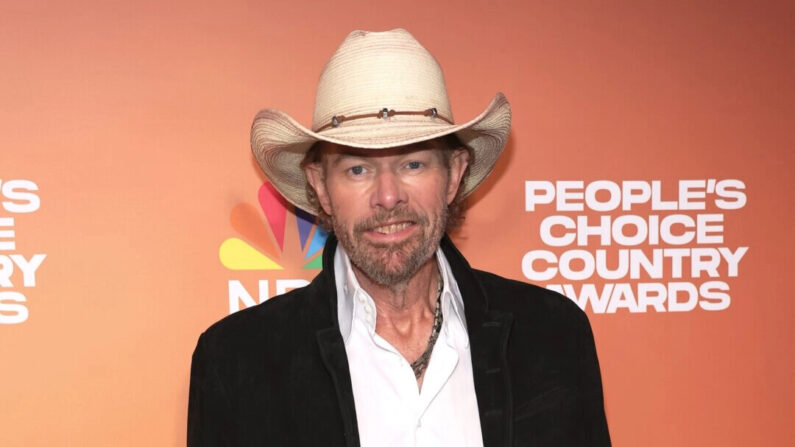 Toby Keith asiste a los premios People's Choice Country Awards 2023 en The Grand Ole Opry, en Nashville, Tennessee, el 28 de septiembre de 2023. (Terry Wyatt/Getty Images)