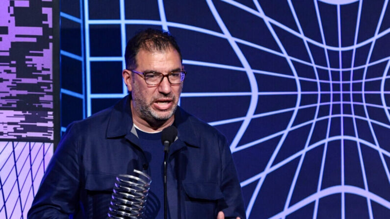 Andy Slavitt (izq.) asiste a la 26° edición de los premios Webby, en la ciudad de Nueva York, el 16 de mayo de 2022. (Dimitrios Kambouris/Getty Images para los premios Webby)
