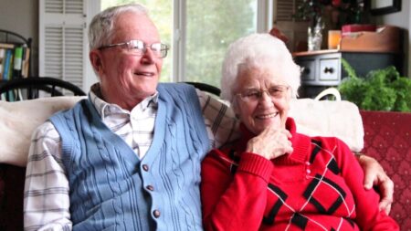 Abuelitos de 99 y 100 años revelan el secreto de sus 75 años de matrimonio: «Manténganse cerca de Dios»