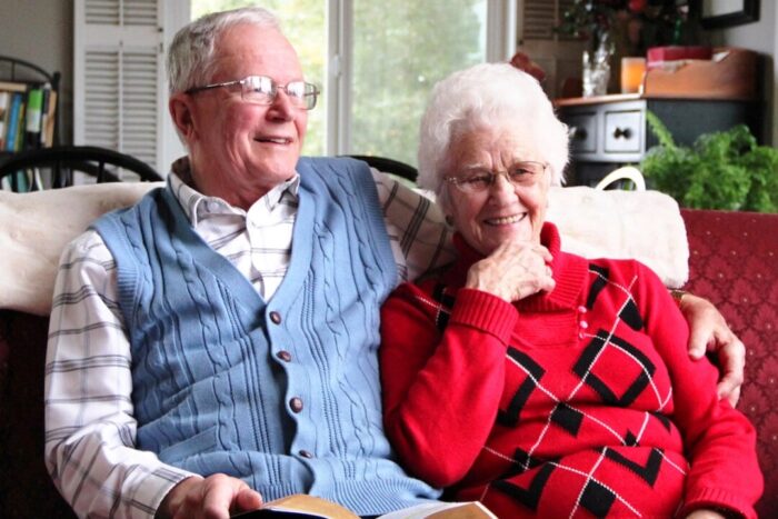 Abuelitos de 99 y 100 años revelan el secreto de sus 75 años de matrimonio: “Manténganse cerca de Dios”