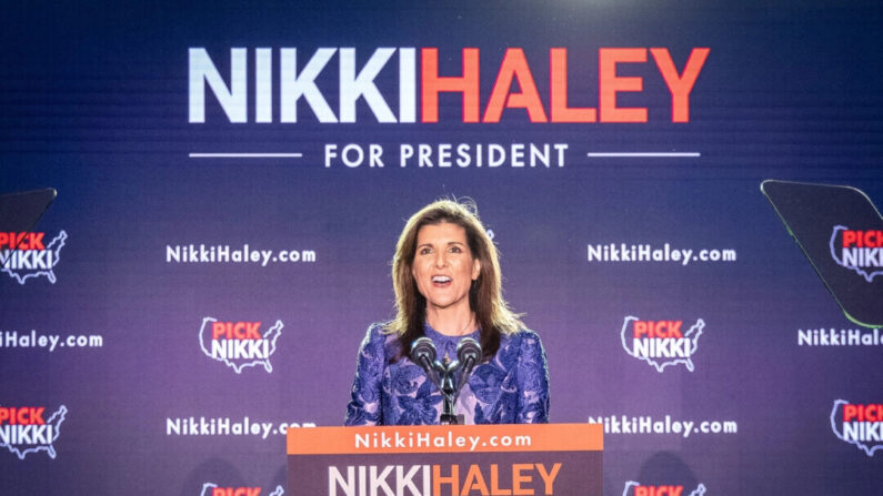 La candidata presidencial Nikki Haley habla a sus partidarios en Concord, New Hampsire, el 23 de enero de 2024. (John Fredricks/The Epoch Times)
