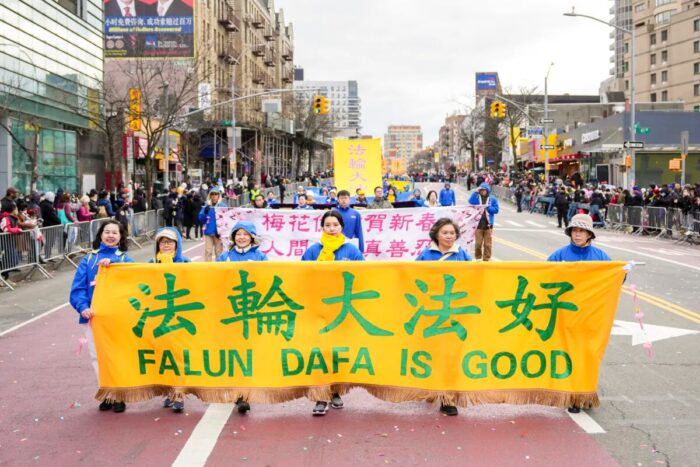 Los chinos celebran el Año Nuevo Lunar con saludos para el fundador de Falun Gong