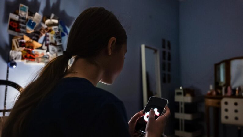 Una adolescente usa su teléfono móvil para acceder a las redes sociales en la ciudad de Nueva York el 31 de enero de 2024. (Spencer Platt/Getty Images)
