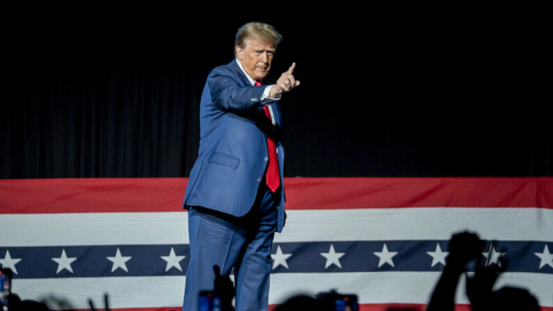 El expresidente Donald J. Trump saluda a sus seguidores después de hablar en la Asociación Nacional del Rifle, en Harrisburg, Pensilvania, el 9 de febrero de 2024. (Madalina Vasiliu/The Epoch Times)
