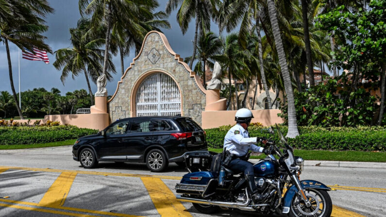Un oficial de policía es visto frente a la casa del expresidente Donald Trump en Mar-A-Lago en Palm Beach, Florida, el 9 de agosto de 2022. (Giorgio Viera/AFP vía Getty Images)
