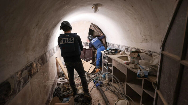 El ejército israelí muestra a los periodistas un túnel que, según el ejército, es un "túnel de mando de Hamás" bajo un complejo del Organismo de Obras Públicas y Socorro de las Naciones Unidas para los Refugiados de Palestina en el Cercano Oriente (OOPS) en la ciudad de Gaza, el 8 de febrero de 2024, en medio de la continua guerra entre Israel y el grupo militante palestino. (Jack Guez/AFP vía Getty Images)