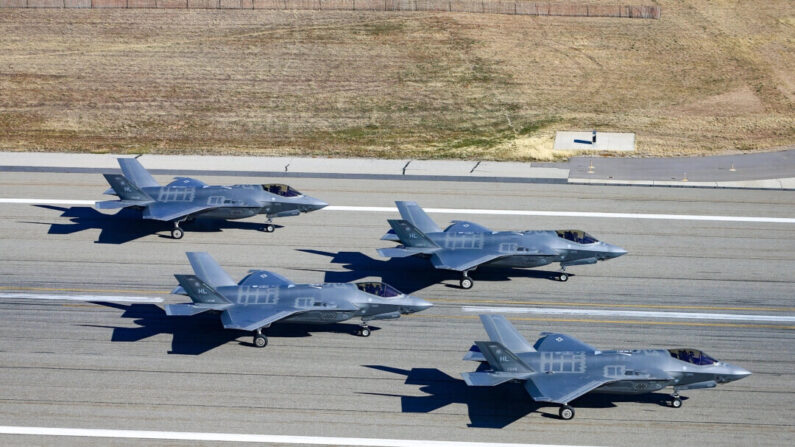 Cuatro F-35A de las alas de combate 388th y 419th de Hill Air Force Bases se sientan en la pista esperando el despegue en Hill Air Force Base, Utah, el 19 de noviembre de 2018. (George Frey/Getty Images)