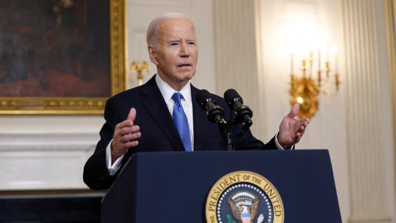 El presidente Joe Biden habla sobre la reciente aprobación en el Senado de la Ley Suplementaria de Seguridad Nacional, que proporciona ayuda militar a Ucrania, Israel y Taiwán, en el Comedor de Estado de la Casa Blanca en Washington el 13 de febrero de 2024. (Anna Moneymaker/Getty Images)
