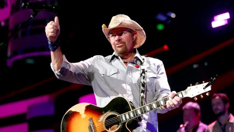 Toby Keith actúa en el escenario durante el Festival iHeartCountry 2021 en el Frank Erwin Center en Austin, Texas, el 30 de octubre de 2021. (Matt Winkelmeyer/Getty Images para iHeartMedia)