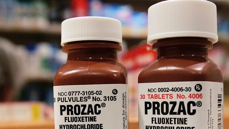 Frascos de Prozac en el estante de una farmacia. (Foto de Stephen Chernin/Getty Images)