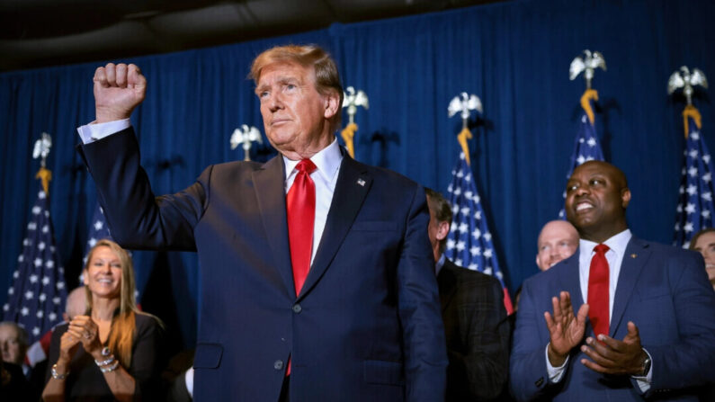 El candidato presidencial republicano y expresidente Donald Trump hace gestos a sus seguidores durante una fiesta electoral en el recinto ferial estatal de Columbia, Carolina del Sur, el 24 de febrero de 2024. (Win McNamee/Getty Images)
