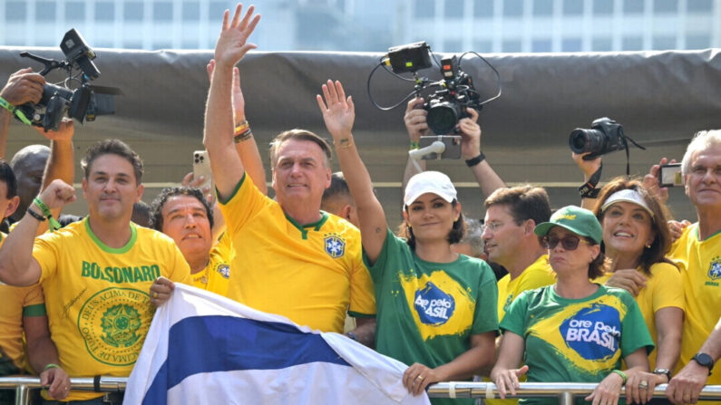 El expresidente brasileño Jair Bolsonaro (centro) saluda a sus seguidores junto a su esposa Michelle Bolsonaro durante un mitin en Sao Paulo, Brasil, el 25 de febrero de 2024. (Nelson Almeida/AFP vía Getty Images)
