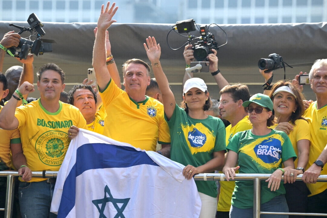 Bolsonaro reúne cientos de miles en mitin que rechaza allanamientos tras presunto golpe de estado
