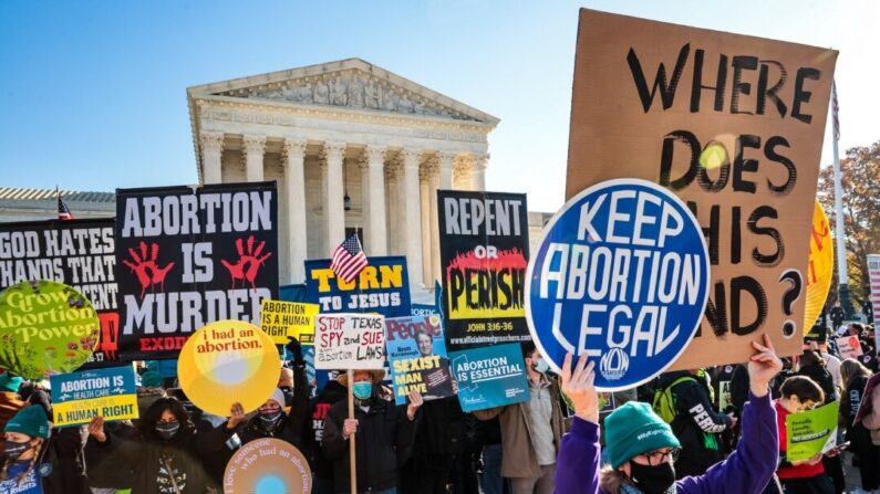 Manifestantes se reúnen frente a la Corte Suprema de EE.UU. mientras los jueces escuchan los argumentos en Dobbs v. Jackson Women's Health, un caso sobre una ley de Mississippi que prohíbe la mayoría de los abortos después de 15 semanas, en Washington el 1 de diciembre de 2021. (Chip Somodevilla/Getty Images)