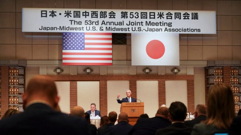 El embajador de EEUU en Japón, Rahm Emanuel (C), pronuncia un discurso de apertura durante la 53ª reunión anual conjunta de las asociaciones Japón-Medio Oeste de EEUU y Medio Oeste de EEUU-Japón en un hotel de Tokio, el 11 de septiembre de 2023. (Kazuhiro Nogi/ AFP vía Getty Images)