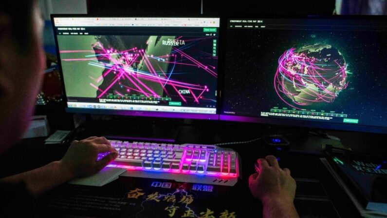 Un hacker utiliza su ordenador en Dongguan, provincia china de Guangdong (sur), el 4 de agosto de 2020. (Nicolas Asfouri/AFP vía Getty Images)