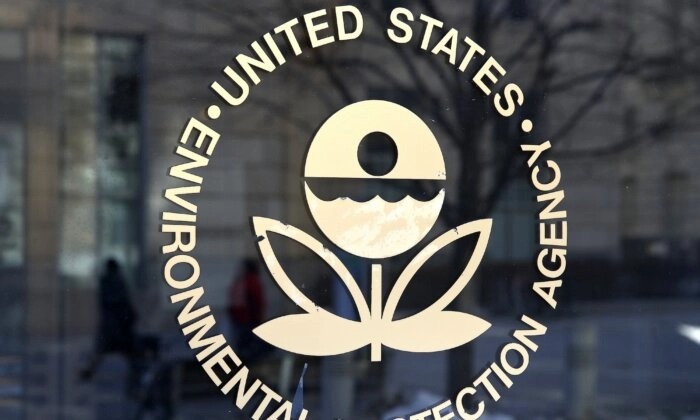 El logo de la Agencia de Protección Ambiental (EPA) se ve en Washington, el 16 de marzo de 2017. (Getty Images)