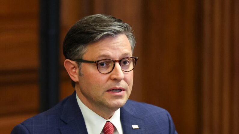 El presidente de la Cámara de Representantes, Mike Johnson (R-La.), habla en una mesa redonda sobre la frontera sur en el Capitolio de EE.UU., el 31 de enero de 2024. (Kevin Dietsch/Getty Images)