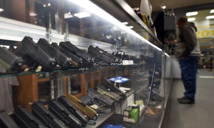 Un hombre mira pistolas en un campo de tiro en Randolph, Nueva Jersey, el 9 de diciembre de 2015. (Jewel Samad/AFP vía Getty Images)