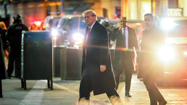 El expresidente Donald Trump llega a una rueda de prensa en el segundo día de su juicio por difamación contra E. Jean Carrol, en Nueva York, el 17 de enero de 2024. (Michael M. Santiago/Getty Images)