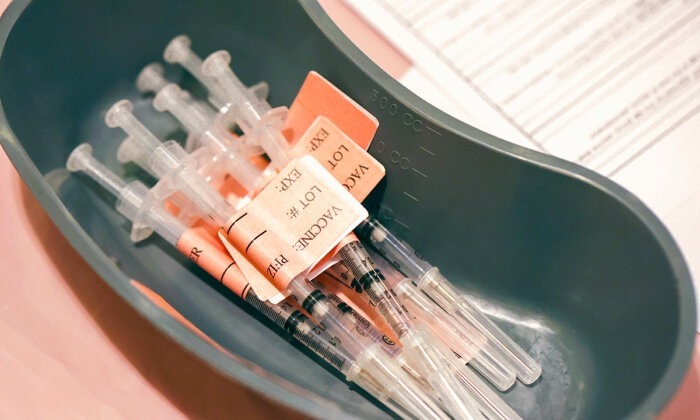 Jeringuillas llenas de la vacuna COVID-19 en una mesa de una clínica de vacunación COVID-19 en una imagen de archivo. (Justin Sullivan/Getty Images)