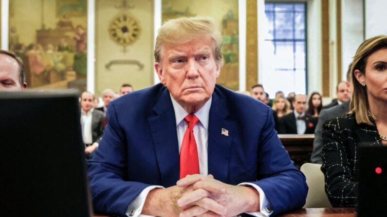 El expresidente Donald Trump se sienta en el Tribunal Supremo del Estado de Nueva York durante un juicio civil por fraude contra la Organización Trump, en Nueva York, el 11 de enero de 2024. (Peter Foley/AFP vía Getty Images)