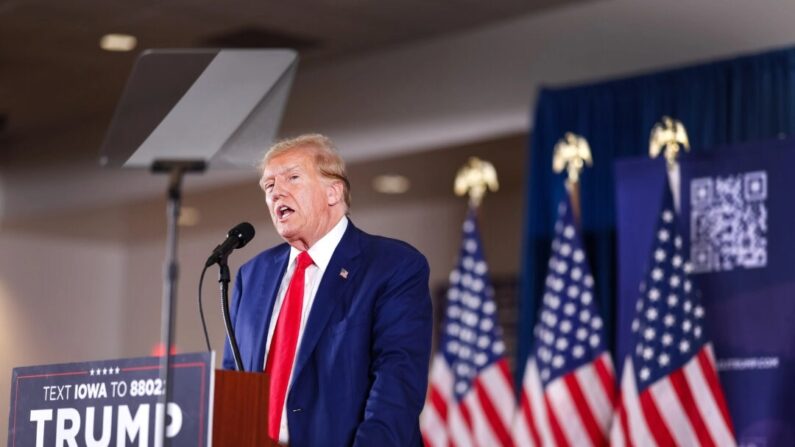 El candidato presidencial republicano, el expresidente Donald Trump, habla durante un mitin en Sioux Center, Iowa, el 5 de enero de 2024. (Scott Olson/Getty Images)