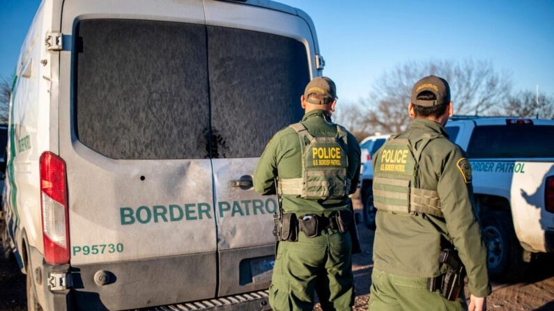 La Patrulla Fronteriza procesa a un grupo de unos 60 inmigrantes ilegales cerca de la autopista a las afueras de Eagle Pass, Texas, el 4 de febrero de 2024. (Sergio Flores/AFP vía Getty Images)