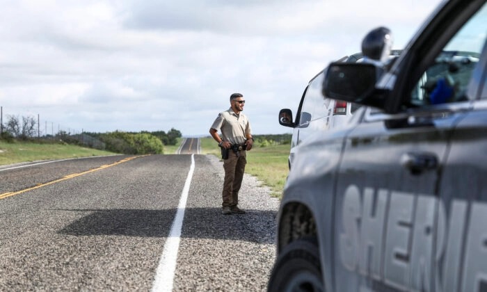El ayudante del sheriff del condado de Kinney, Danny Molinar, detiene un vehículo en Brackettville, Texas, el 6 de agosto de 2021. (Charlotte Cuthbertson/The Epoch Times)