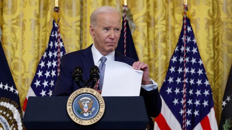 El presidente Joe Biden se dirige a gobernadores de todo el país durante un acto en la Sala Este de la Casa Blanca en Washington el 23 de febrero de 2024. (Chip Somodevilla/Getty Images)