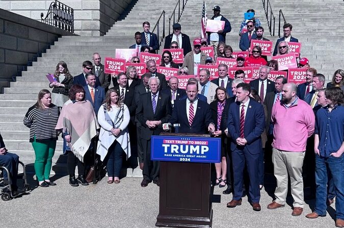 Personas que apoyan la candidatura a la reelección del expresidente Donald Trump, incluido el fiscal general de Carolina del Sur, Alan Wilson (C), se reúnen en las escaleras del Statehouse en Columbia, Carolina del Sur, el 1 de febrero de 2024. (Lawrence Wilson/The Epoch Times)