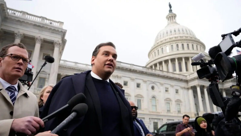 El representante George Santos (R-N.Y.) es rodeado por periodistas mientras abandona el Capitolio de EE.UU. después de que sus compañeros del Congreso votaran a favor de su expulsión de la Cámara de Representantes, en Washington, el 1 de diciembre de 2023. (Drew Angerer/Getty Images)
