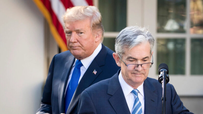 El presidente de Estados Unidos, Donald Trump, mira mientras su candidato a presidente de la Reserva Federal, Jerome Powell, sube al podio durante un evento de prensa en el Jardín de las Rosas de la Casa Blanca, el 2 de noviembre de 2017 en Washington, DC. (Drew Angerer/Getty Images)