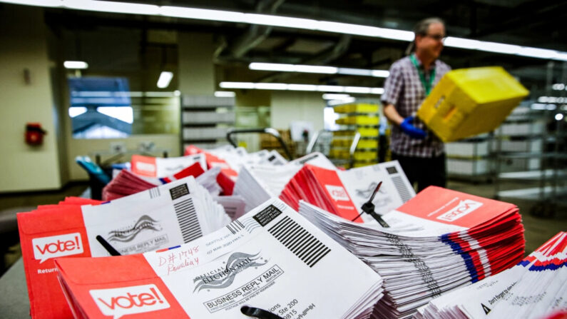 Sobres vacíos de papeletas de voto por correo abiertas para las primarias presidenciales se apilan en una mesa en King County Elections en Renton, Washington, el 10 de marzo de 2020. (Jason Redmond/AFP vía Getty Images)
